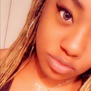 Meet your Posher, Alexis